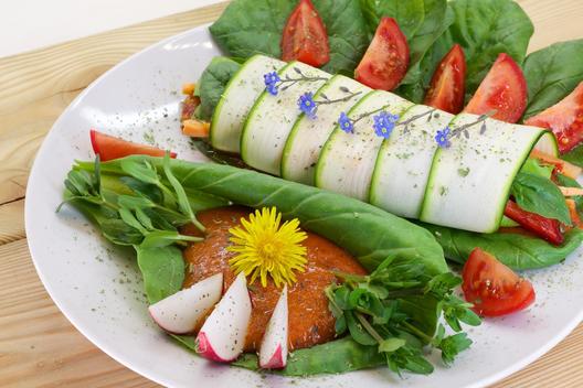 Zucchini - Rollen mit Salatblättern aus dem Garten und Blümchen