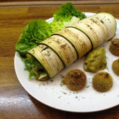 Auberginen - Rollen mit Salat und Kiwi - Sauce