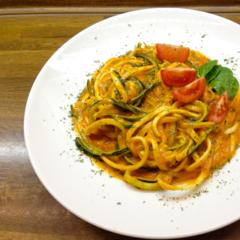Zucchini "pasta" mit Mango - Orangen - Sauce