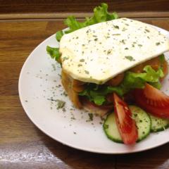 Knollen-Sellerie - Sandwiches mit Gemüse und Kaki - Sauce