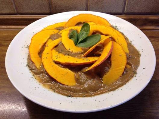 Bright hokkaido pumpkin stripes with a creamy sauce of pears and tomatoes from the garden with sage (fresh from the garden too), celery and coconut meat. Delicious! ❤️