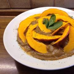 Bright hokkaido pumpkin stripes with a creamy sauce of pears and tomatoes from the garden with sage (fresh from the garden too), celery and coconut meat. Delicious! ❤️