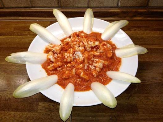 Cauliflower with a delicious sauce of red pepper, stalks of celery, avocado, blood oranges and lemon juice, garnished with chicories