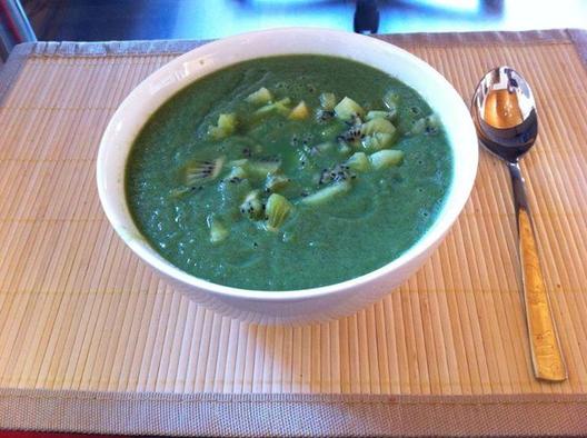 Cucumber - kiwi - soup
