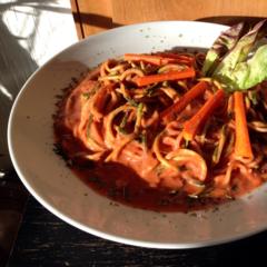 Zucchini und Rettich Nudeln mit Birnen-Walnuss-Paprika Sauce Zucchini und Rettich Nudeln mit Birnen-Walnuss-Paprika Sauce