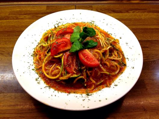 Rettich Zucchini Nudeln mit Tomaten Mango Sauce