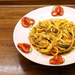 Mango - Zucchini - Paprika - Nudeln Mango - Zucchini - Paprika - Nudeln