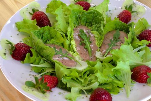 Banane - Erdbeere auf Pflücksalat