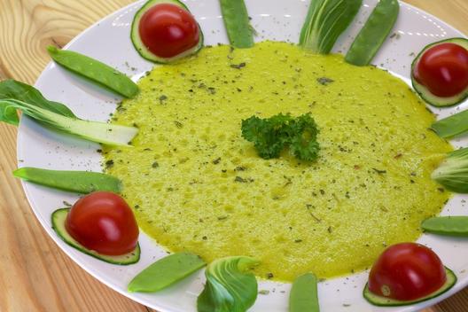 Ananas - Orangen - Petersilie - Suppe auf Bok Choy