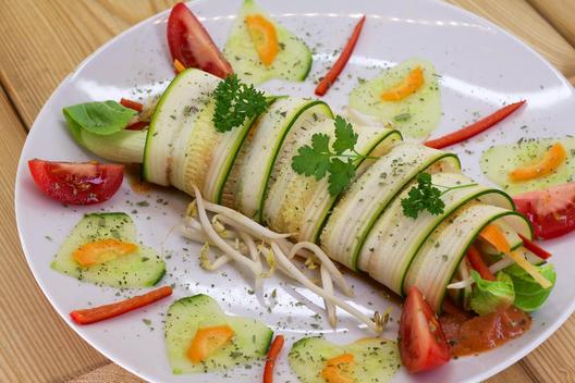 Zucchini - Bok Choy - Rollen mit Sprossen