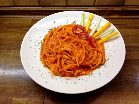 Butternuss Kürbis Nudeln mit Kaki-Paprika Sauce