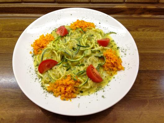 Zucchini - Nudeln mit Kürbis - "Reis" und Ananas - Apfel - Sesam - Sauce