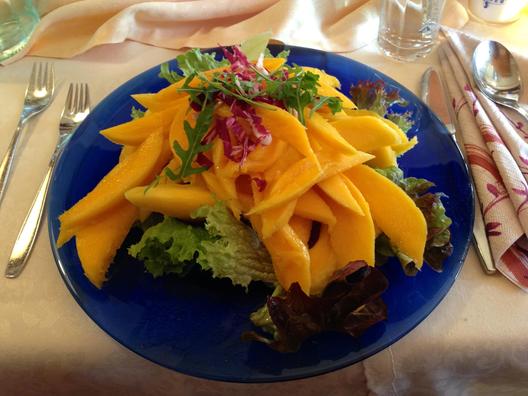 Mangos auf Blattsalat