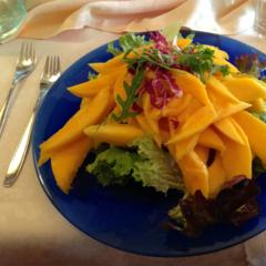 Mangos auf Blattsalat