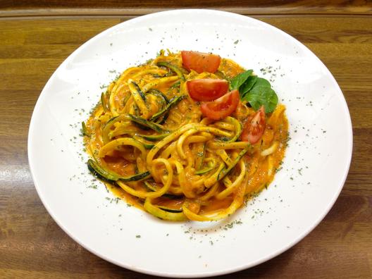 Zucchini "pasta" mit Mango - Orangen - Sauce