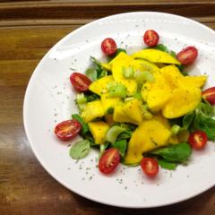 Mangos auf Feldsalat