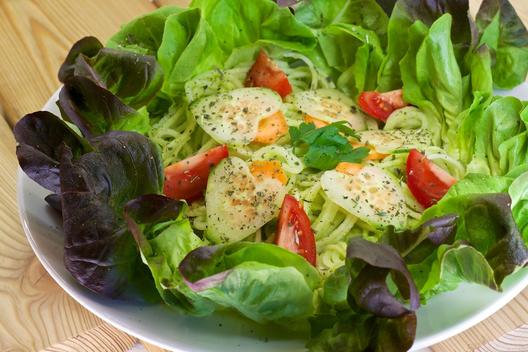 Ananas - Petersilie - "Pasta" auf Blatt - Salat