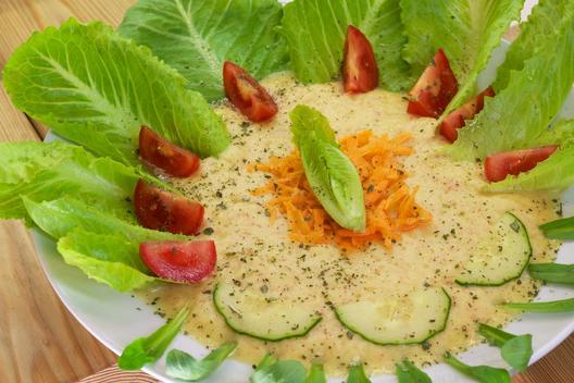 Ananas - Apfel - Suppe mit Karotten auf Römersalat