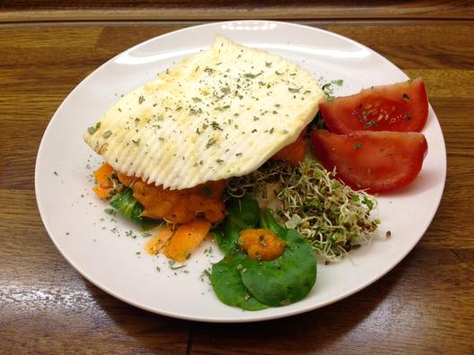 Karotten - Tomaten - Alfalfa Sandwich mit Ananas - Paprika - Sauce