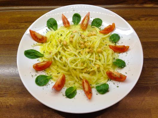 Rettich - Nudeln mit gekeimten Kichererbsen und Ananas - Sauce