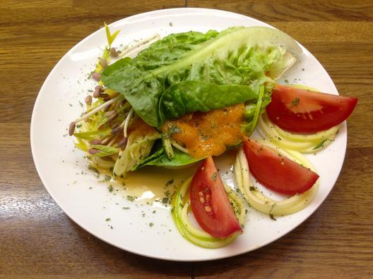 Zucchini - Nudeln mit Mango auf Baby - Salat