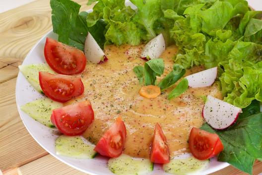 Ananas - Pflaumen - Mango - Creme auf Eichblattsalat