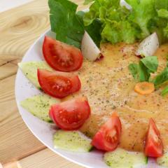 Ananas - Pflaumen - Mango - Creme auf Eichblattsalat