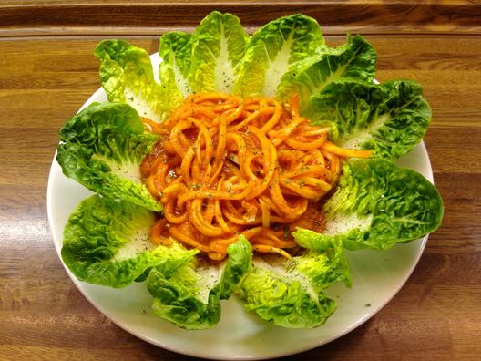 Rettich - "Udon" - Nudeln mit Mango - Paprika - Dattel - Sauce