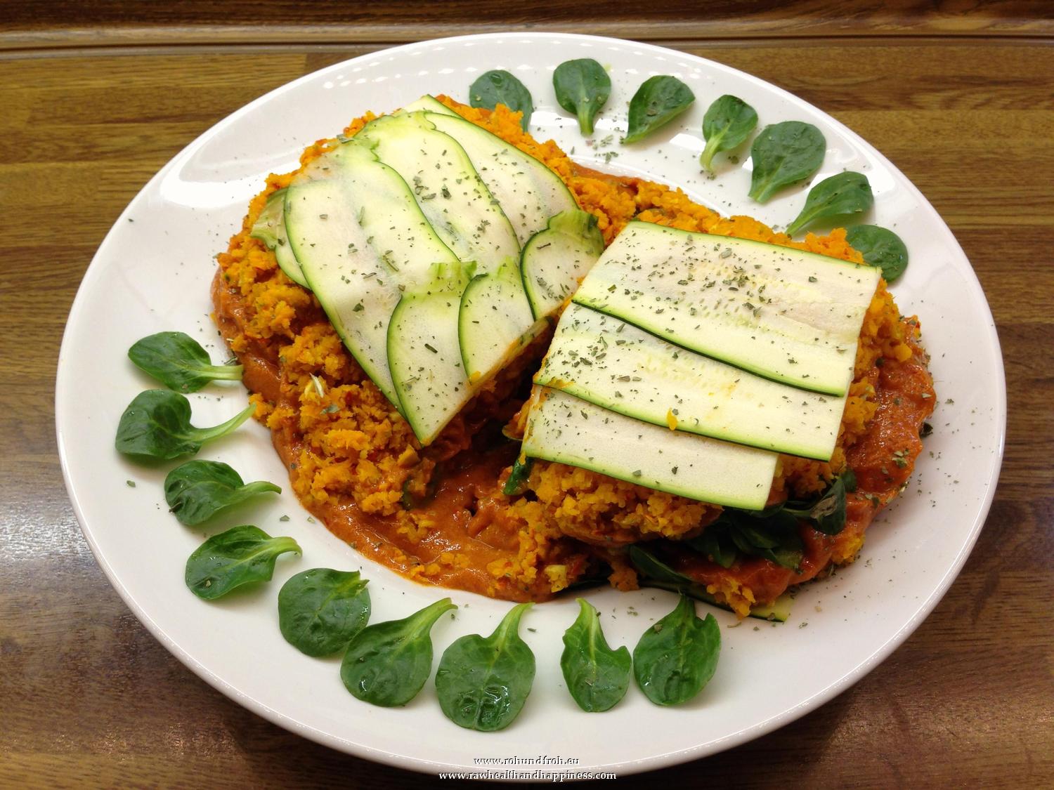 Zucchini - Kürbis - Lasagna mit Kaki - Paprika - Sauce / Rohkost ...