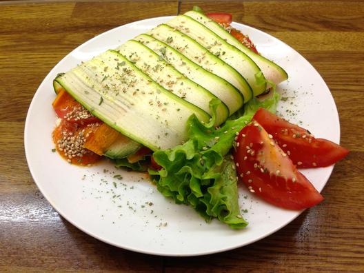 Zucchini - Rollen mit Karotten, Sesam und Mango - Sauce