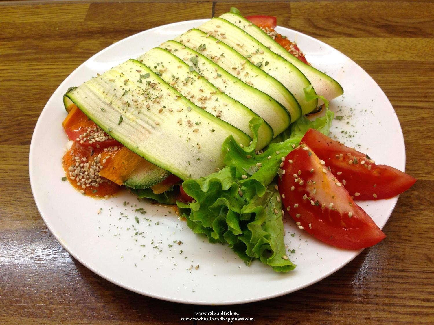 Zucchini - Rollen mit Karotten, Sesam und Mango - Sauce / Rohkost ...