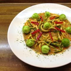 Zucchini - "Udon" - Nudeln mit Kohlsprossen und Ananas - Sauce Zucchini - "Udon" - Nudeln mit Kohlsprossen und Ananas - Sauce
