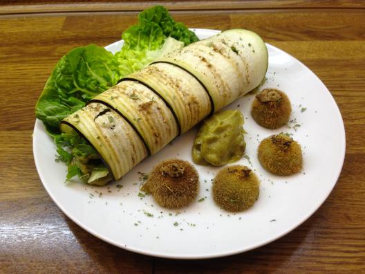 Auberginen - Rollen mit Salat und Kiwi - Sauce