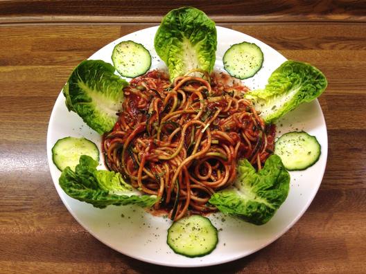 Zucchini - Nudeln mit Gurke und Kaki - Rote Rüben - Sauce