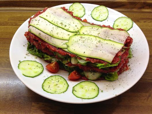 Zucchini - Gurken - "Lasagna" mit Kaki - Rote Rüben - Sauce