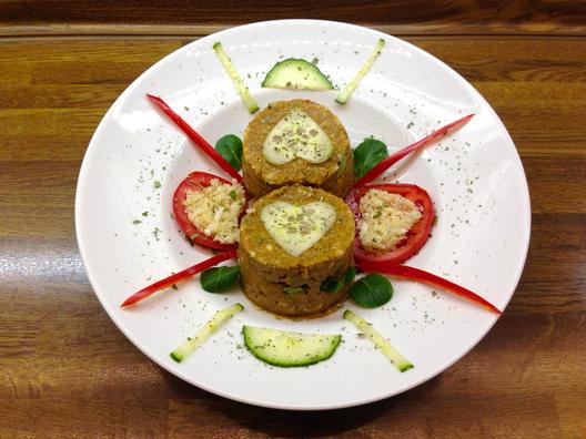 Knollensellerie an Kiwi - Feigen - Creme mit Herzen aus Gurke