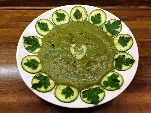 Grüne Kiwi - Gurken - Petersilie - Suppe