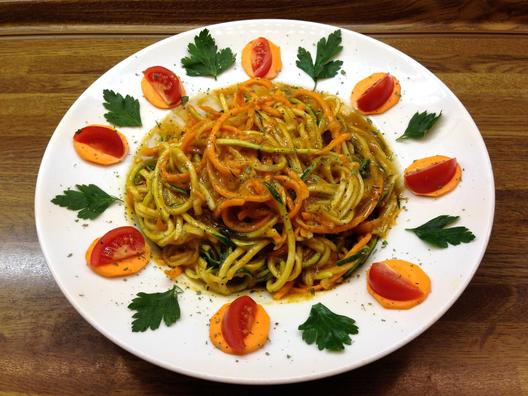 Zucchini - Karotten - "Pasta" mit Mango - Petersilie - Sauce