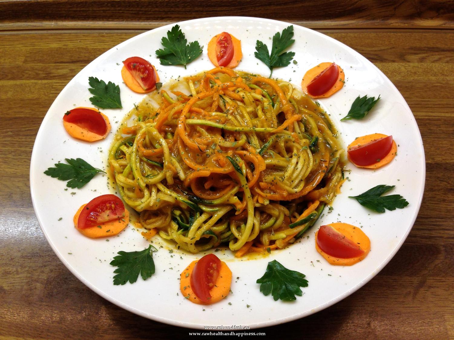 Zucchini - Karotten - &amp;quot;Pasta&amp;quot; mit Mango - Petersilie - Sauce / Rohkost ...