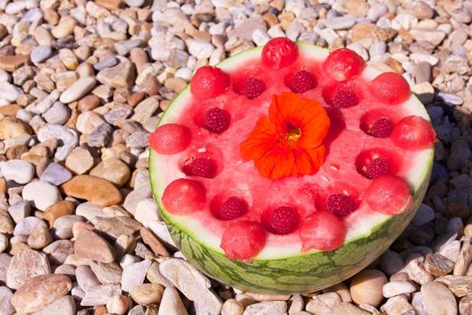 Wassermelone und Himbeeren