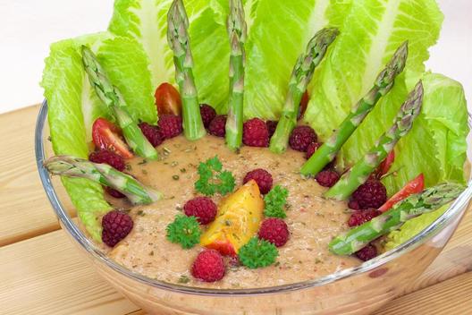 Pfirsich und Himbeere an Spargel