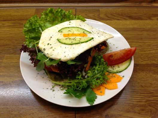 Gurken - Karotten - Sandwiches mit Kiwi - Petersilie - Sauce