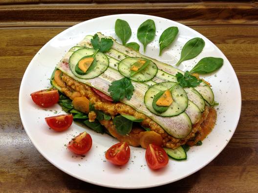 Zucchini - Spinat - "Lasagna" mit Orangen - Petersilie - Sauce