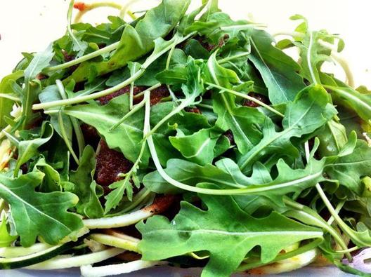 Lunchbox - zucchini spaghetti with tomato, pepper, basil sauce and arugula <3