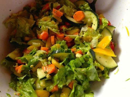 Mushy and crunchy - green lettuce, cocktail tomatoes, carrots, zucchini, yellow pepper, avocado, lemon and some herbs <3