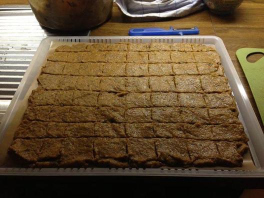 Preparations for a new patch of delicious "crackers". I tried soaked flax, carrots, celery, button mushrooms and some herbs with a little bit of onion and green garlic this time.