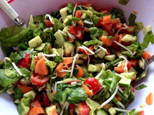 Salad of green lettuce, carrots, red pepper, cocktail tomatoes, carrots, sprouted mung beans, zucchini, avocado and lemon juice. Mushy and crunchy! I love it! ❤