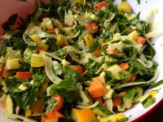 Spinach, fennel, carrots and yellow pepper with avocado and lemon massaged in and a tiny bit of parsley, chives and dill