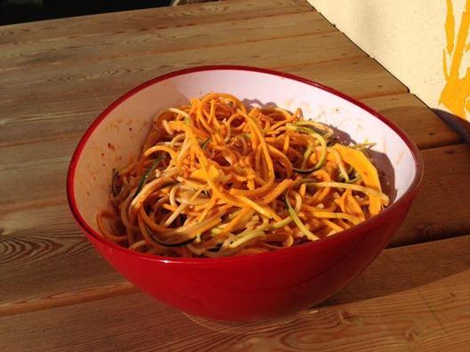 This is a big bowl of most delicious butternut, zucchini and cucumber noodles with a indescribable good sauce of tomatoes, avocado, nectarine, lemon and basil. The sauce is something I never tasted before, maybe the best sauce I ever tasted. ☀❤