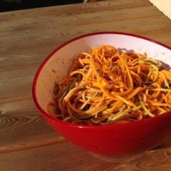 This is a big bowl of most delicious butternut, zucchini and cucumber noodles with a indescribable good sauce of tomatoes, avocado, nectarine, lemon and basil. The sauce is something I never tasted before, maybe the best sauce I ever tasted. ☀❤